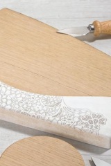 Tagliere-legno-e-resina-con-decoro-merletto-coltello-da-formaggio-e-scatola.-CM-40x23-MADE-IN-ITALY-Codice-DC19382